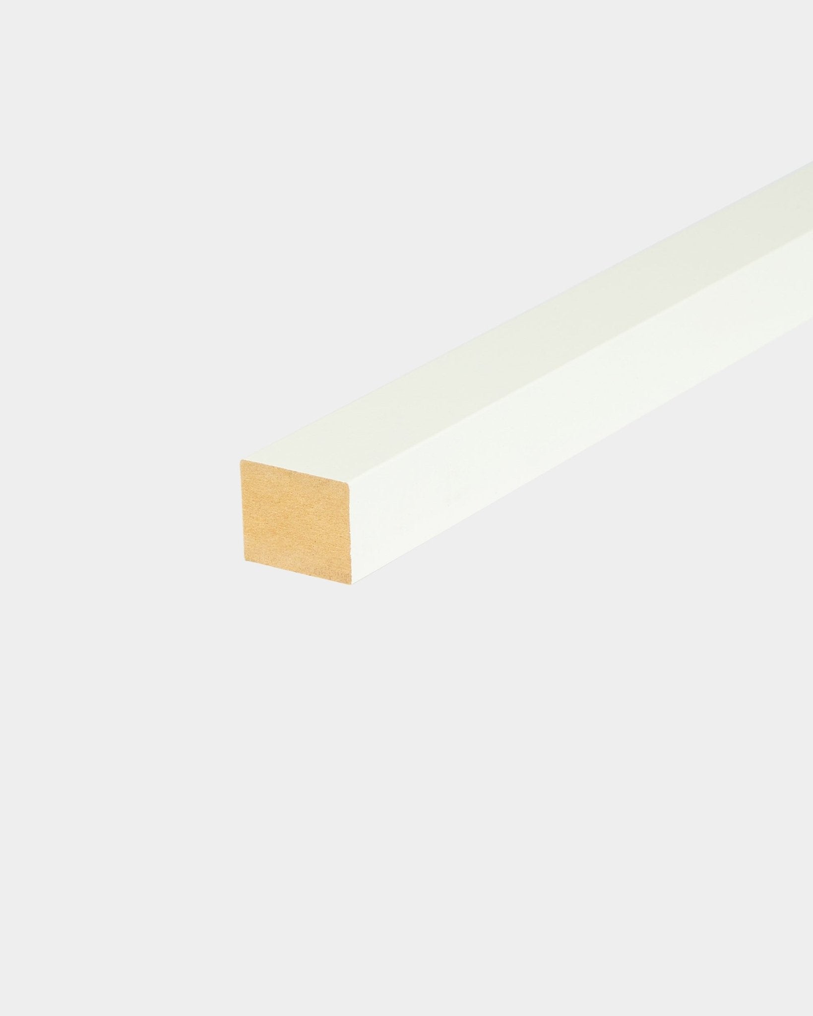 WoodUpp Akupanel End Lamella in Snow, 2.2 cm: long MDF acoustic panel edging with white sides and unfinished end on a plain light gray background.